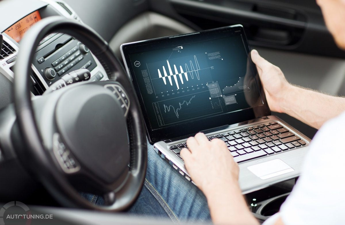 auto chiptunen chippen met laptop