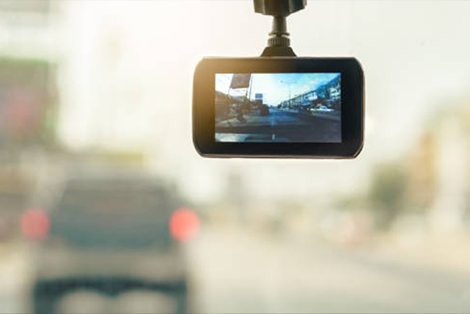 dashcam in auto aan voorraam