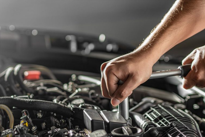 schroeven en sleutel aan autoblok motorblok