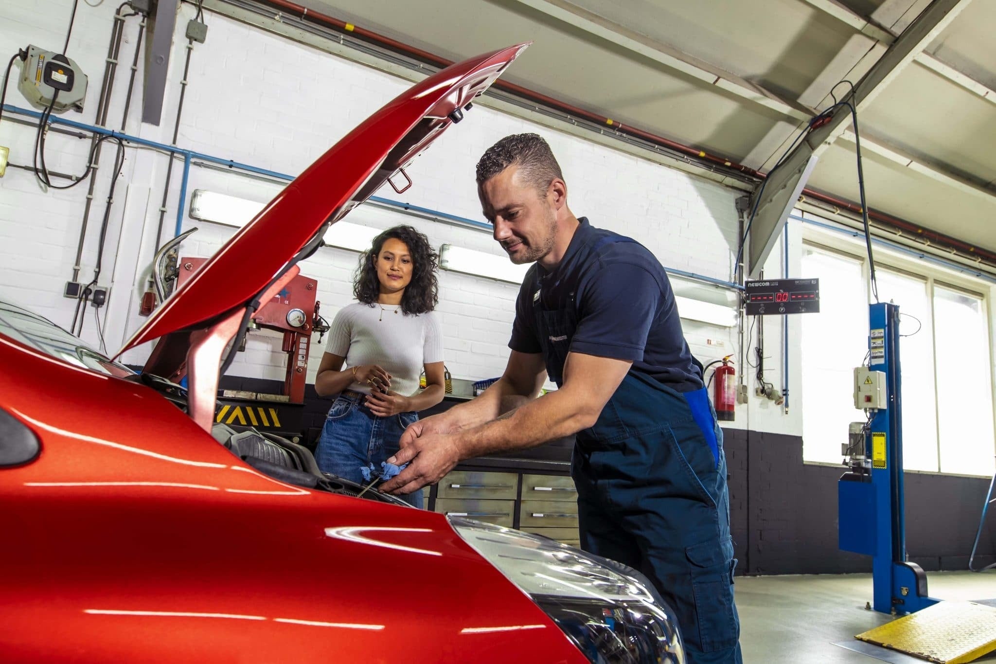 Ontdek het belang van aankoopkeuringen en proefritten bij het kopen van een tweedehands auto, en leer waarom deze stappen essentieel zijn voor een weloverwogen aankoopbeslissing.