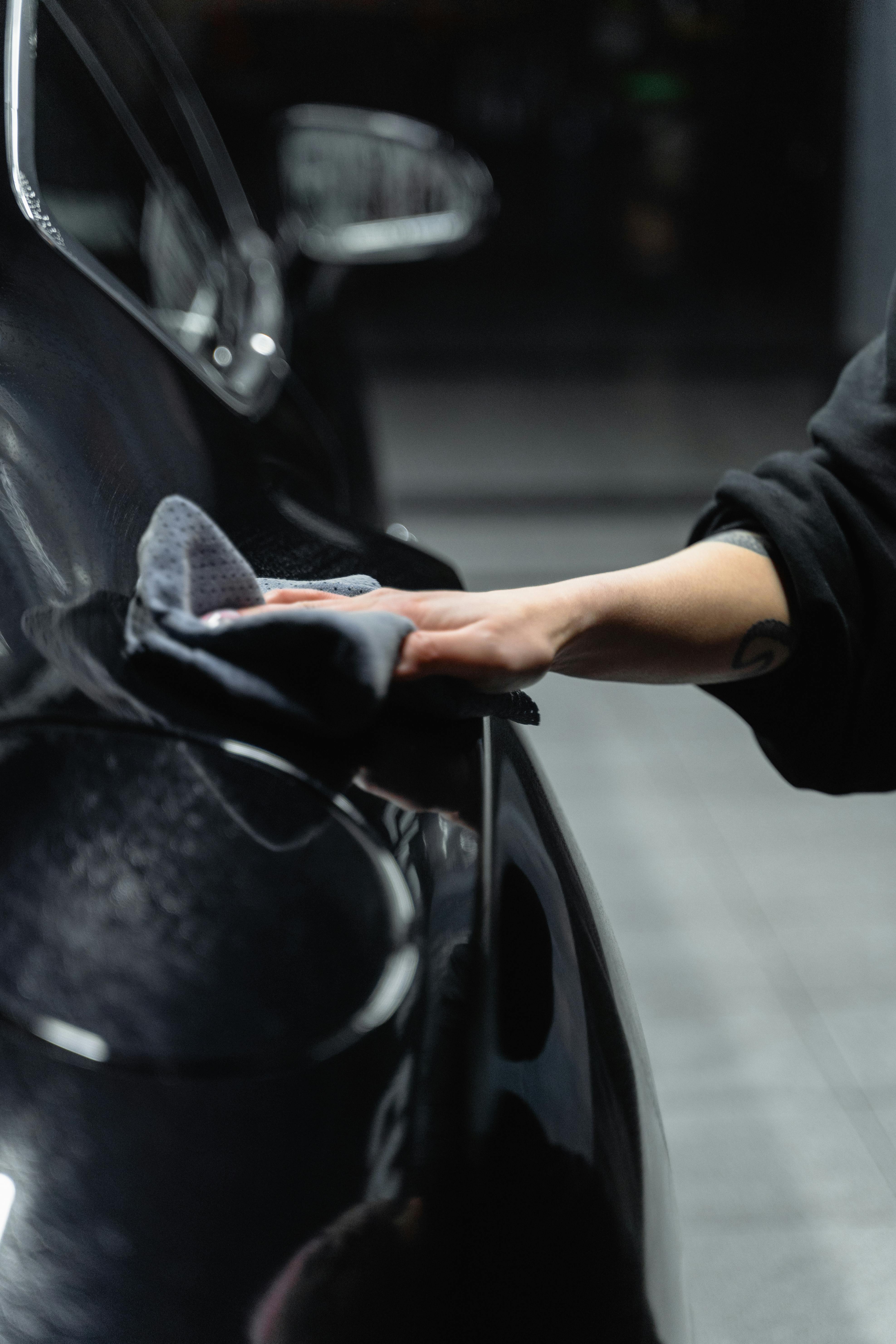 Een belangrijk onderdeel van het onderhouden van de glans van je auto is het correct drogen na het wassen. Met de VCTdetailing Microvezel Droogdoek kun je water snel en effectief verwijderen zonder strepen